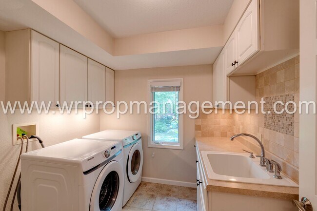 Building Photo - 4 Bed 3 Bath Home in Lambertville