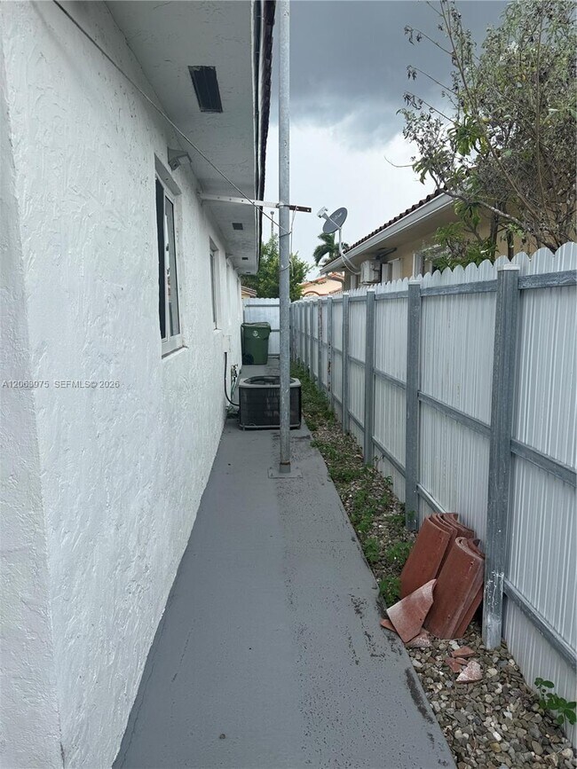 Building Photo - 2776 W 71st Pl