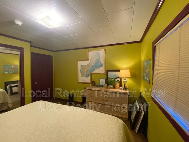 Building Photo - 1620 N Sunset Dr