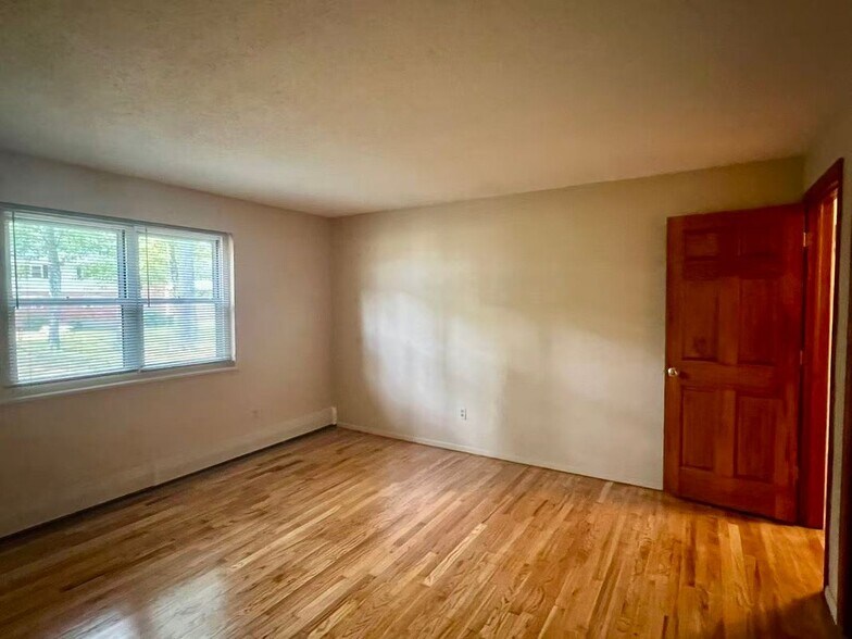 Building Photo - 484 Oak Ave