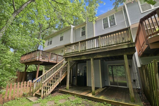 Building Photo - Well maintained, Bright & Spacious 3 BR/3.5 BA Townhome w/ Parking & Private patio - Pets Welcome!