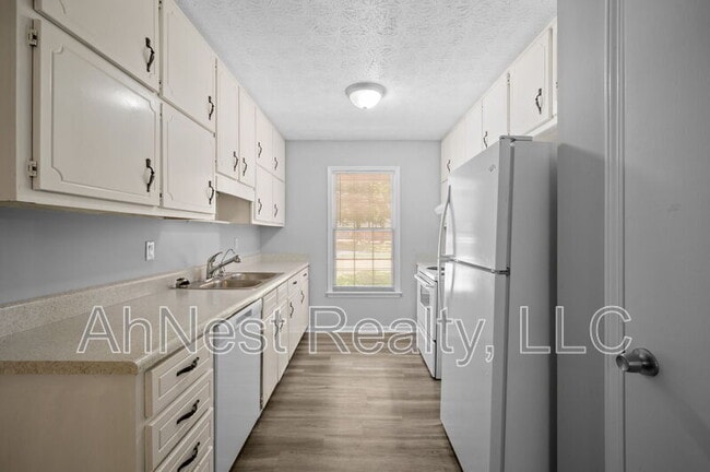 Building Photo - 50 Woodland Trce