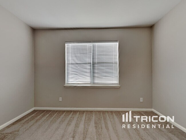 Building Photo - 1502 Tulip Ln