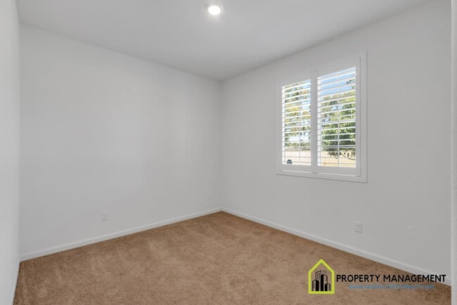 Building Photo - Modern and Spacious 4-Bedroom Home for Rent!