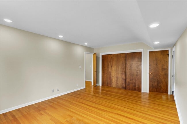 Building Photo - 1803 Golfview Dr