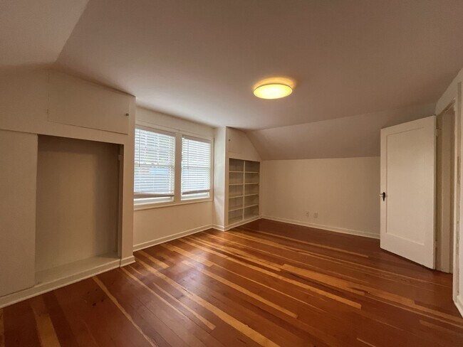 Building Photo - Stunning Rose City Park 5BD 2BA Home with Gas Fireplace Updated Finishes, Air Conditioning & Laun...