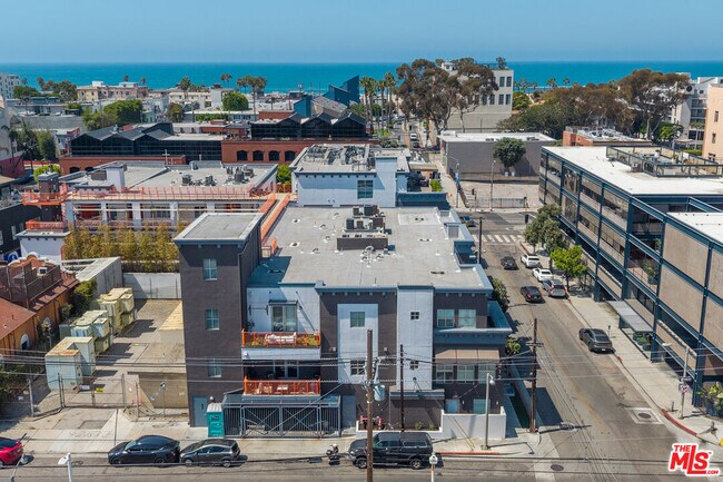 Building Photo - 212 Marine St