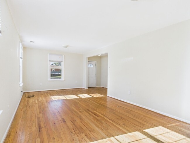 Building Photo - 604 W Vine St