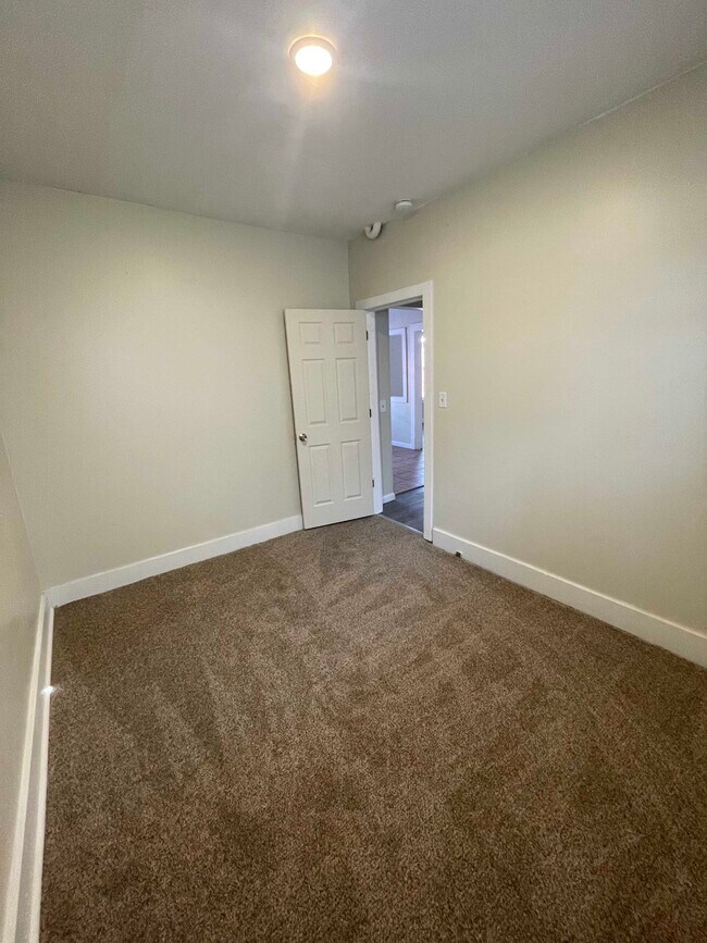 Building Photo - 1467 Division St