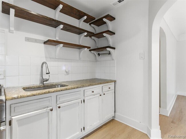 Building Photo - 335 E Elza Ave