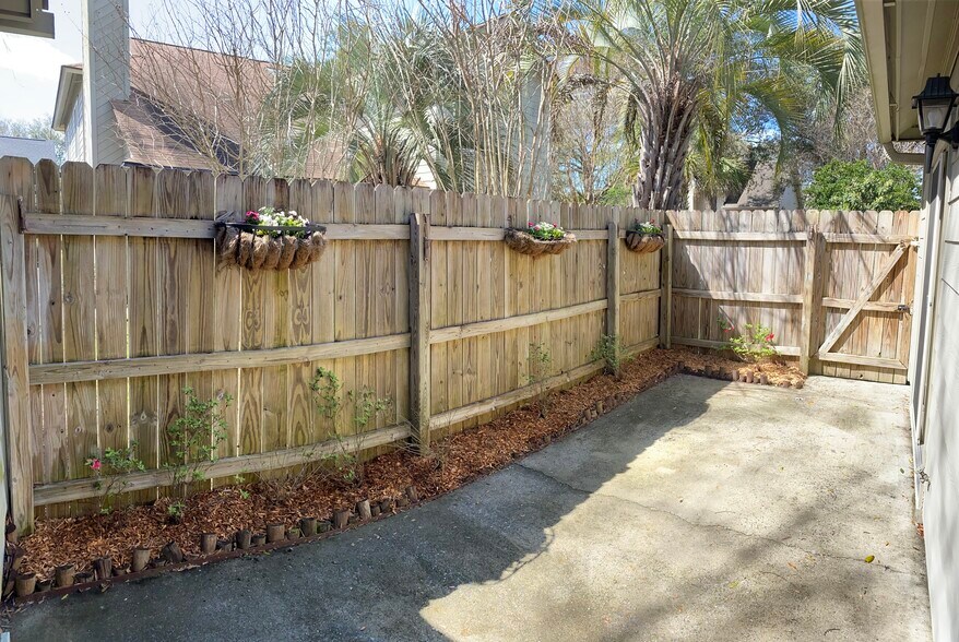 Building Photo - 21 Maplecrest Dr