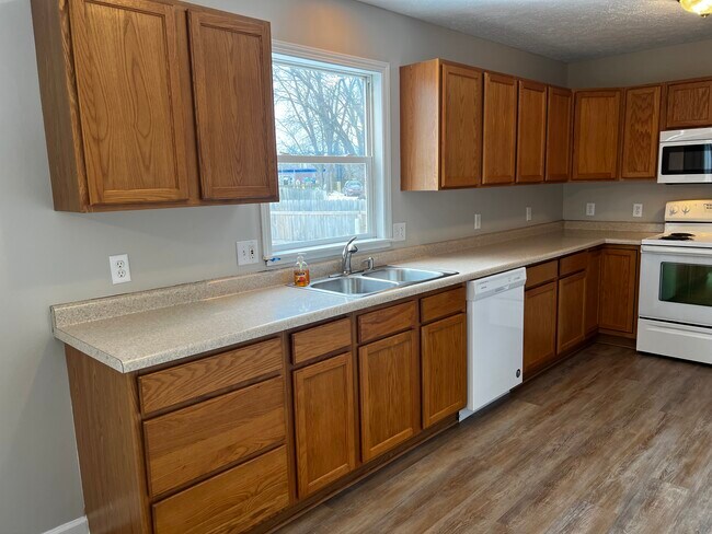 Building Photo - 5010 Delray Dr