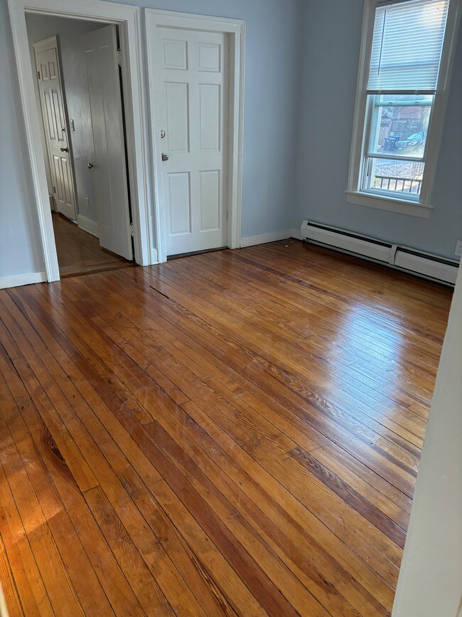 Living room with lots of natural light - 47 William St