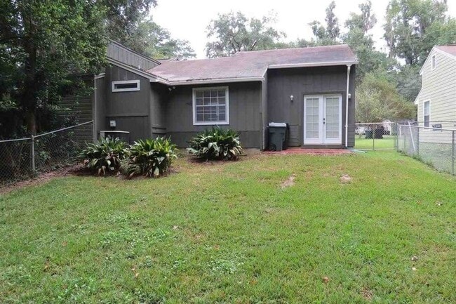 Building Photo - Awesome Townhouse with a Garage!