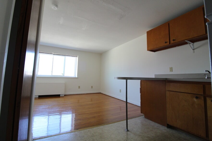 Building Photo - 484 Tolland St