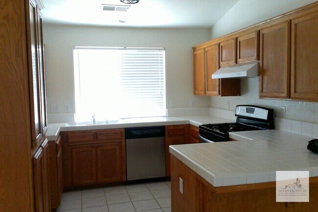 Building Photo - Wonderful 3 Bedroom Home in Sought After Northeast Fresno!