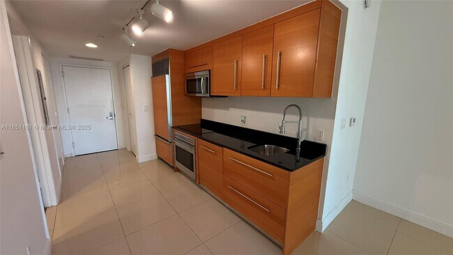 Building Photo - 475 Brickell Ave