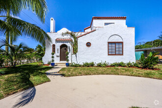 Building Photo - 359 Greenbriar Dr