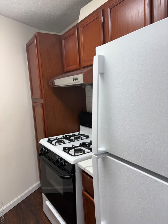 Building Photo - 2 Bay Club Dr