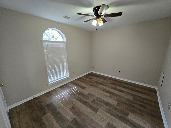 Building Photo - Bryan - 3 Bedroom - 2 Bath home with garag...