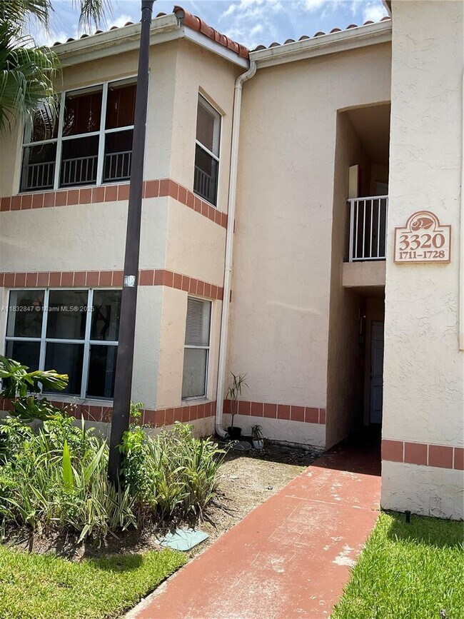 Building Photo - 3320 Pinewalk Dr N