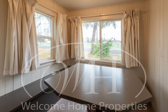 Building Photo - Cozy Home with Storage in Quiet Convenient Location