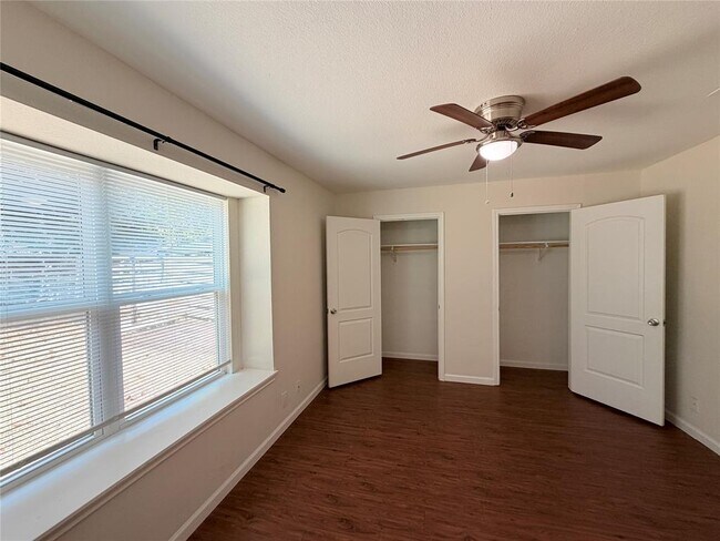 Building Photo - 1605 Parkwood Dr