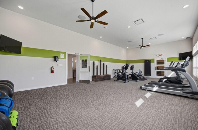 Building Photo - 933 Persimmon Ln
