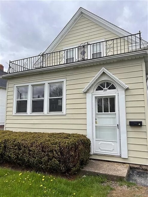 Building Photo - 227 Heath St