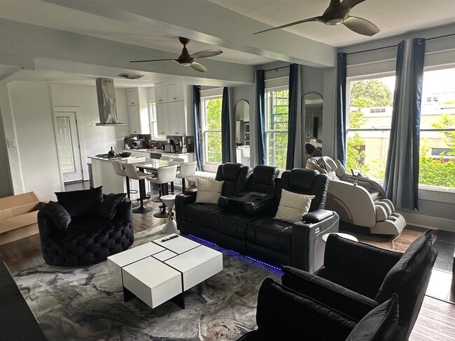 Building Photo - 3210 Hampton Rd