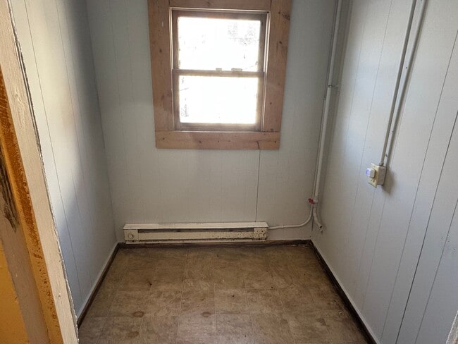 Building Photo - 2 Bedroom, 1 Bathroom House in Lancaster