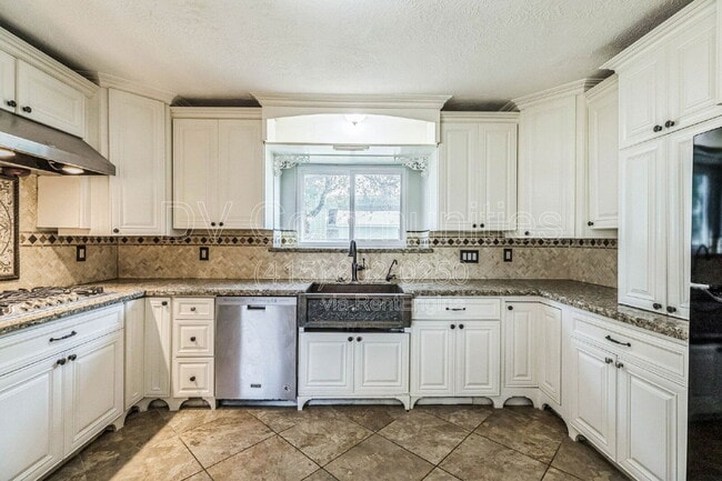 Building Photo - 16022 Spinnaker Dr