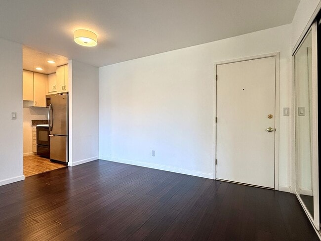 Building Photo - Top Floor Corner Unit Condo With Amazing V...