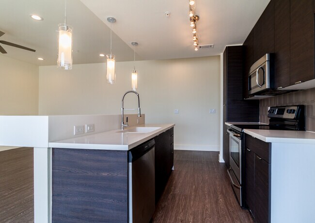 Building Photo - Stunning 2/2.5 multi-level Skybridge Lofts...