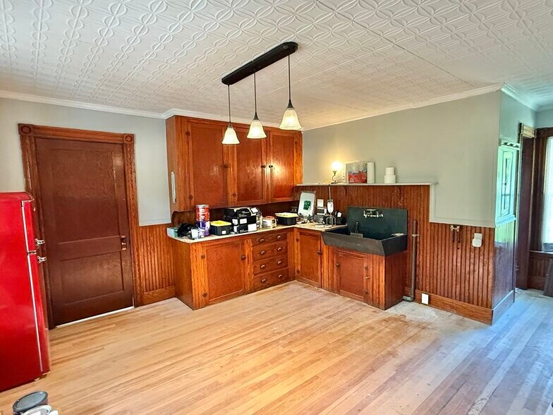 Huge Eat-in Kitchen - 41 Knapp St