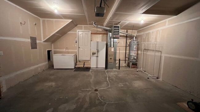 Building Photo - (3) Bedroom, (2) Bathroom Townhouse in Ind...