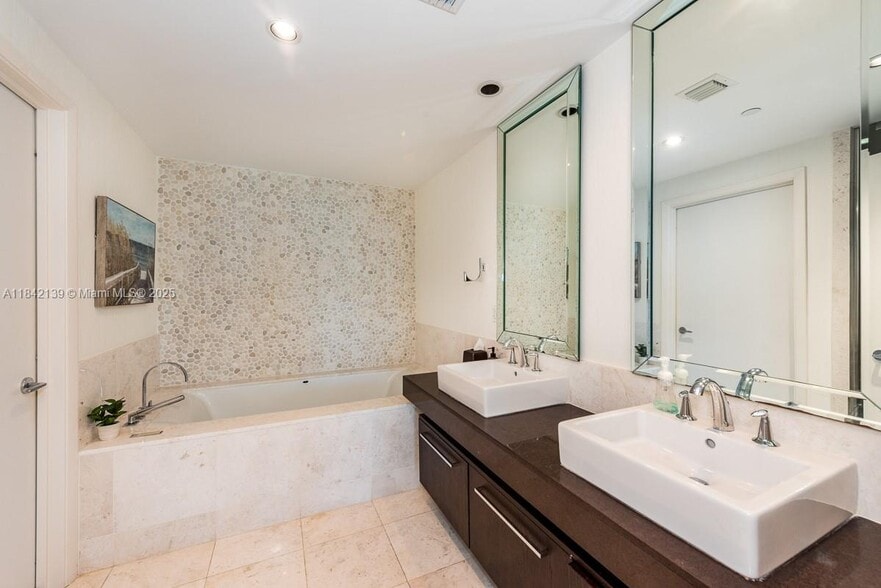 Building Photo - 17121 Collins Ave