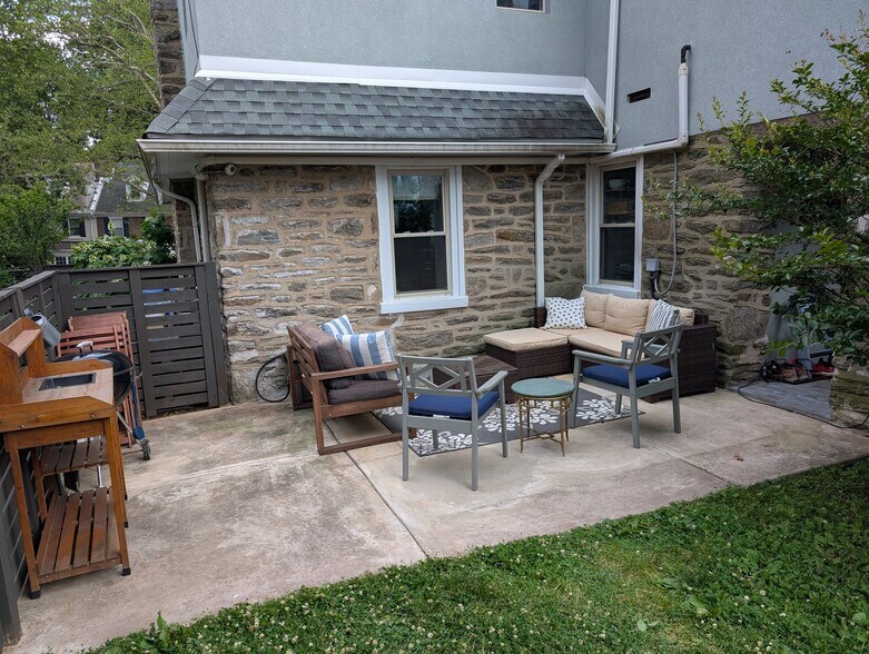 Building Photo - 7044 Lincoln Dr