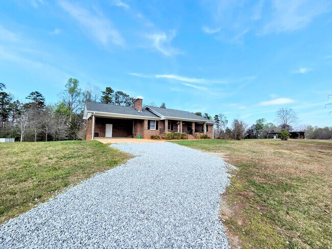 Building Photo - 3 Bedroom Brick Home Easley, SC