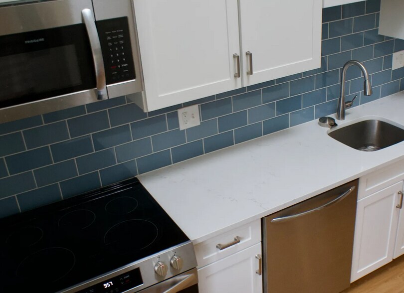 Building Photo - 2289 Bedford St