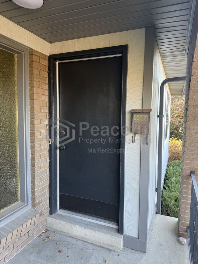 Building Photo - 2025 Broadmoor St S