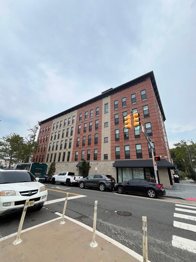 Building Photo - 135 Mallory Ave