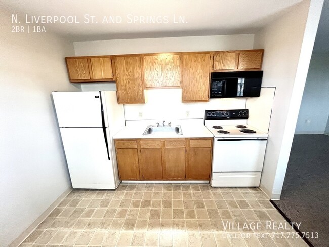 Building Photo - No steps! Affordable 2-Bed Convenient to I...