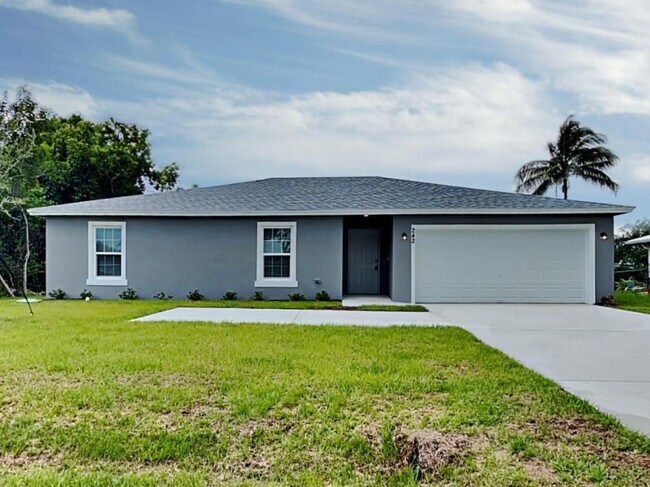 Building Photo - 242 SW Oakridge Dr