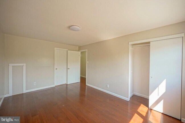 Building Photo - 701 Crestbrook Ave