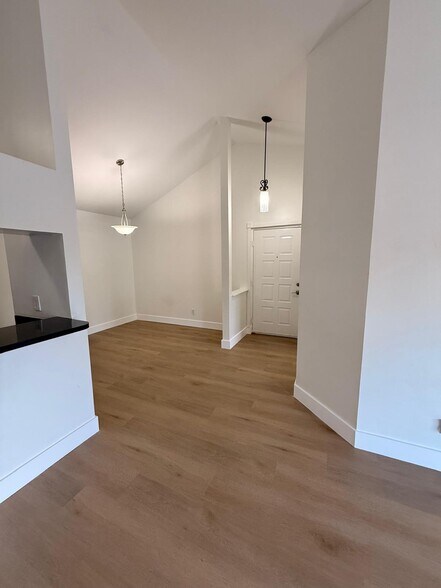 Building Photo - 10420 SW 158th Ct