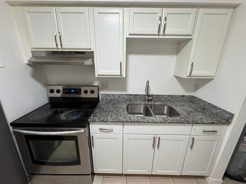 Building Photo - 4204 Sunnyside Dr