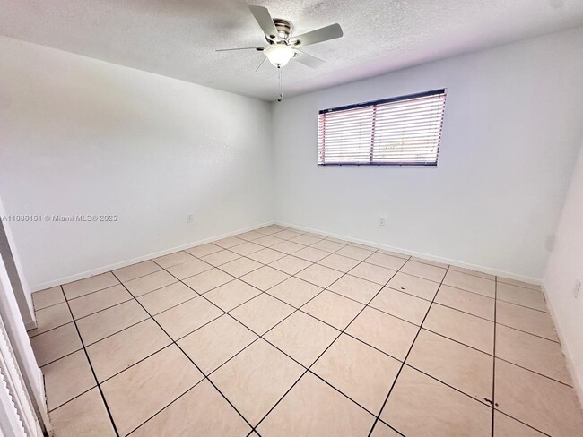 Building Photo - 1380 W 41st St