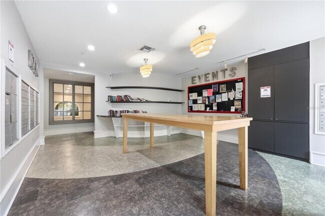 Building Photo - 860 N Orange Ave
