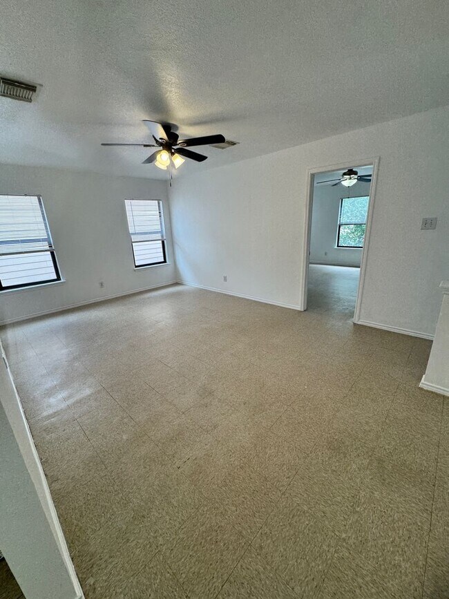 Building Photo - Spacious 3-Bedroom Home in Prime Location ...